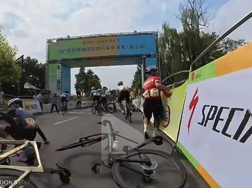 成都自行车比赛发生集体摔车事故，当地体育局回应