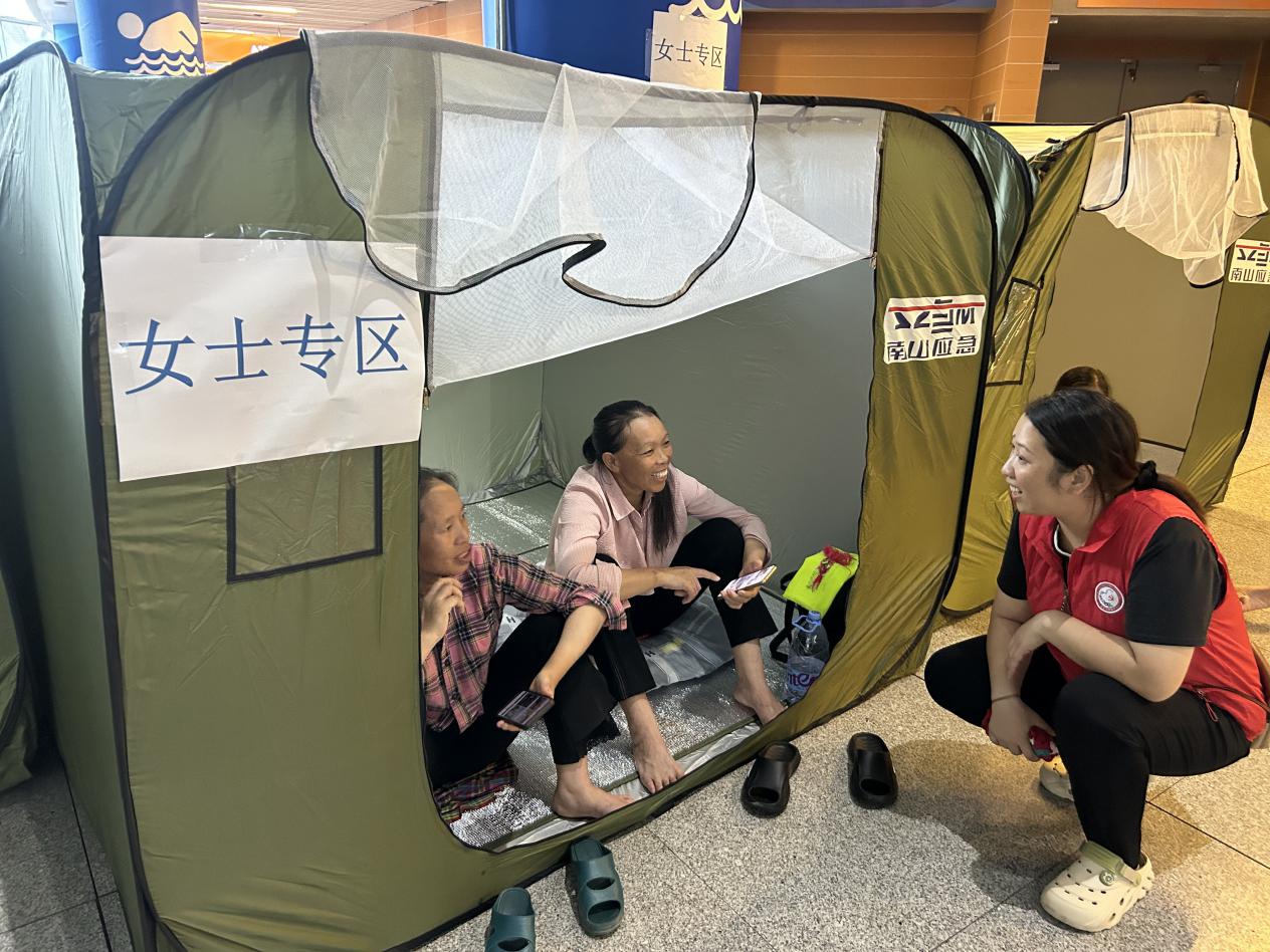 深圳湾体育中心应急安置点设女性专区 16名入住女工表示安全又安心