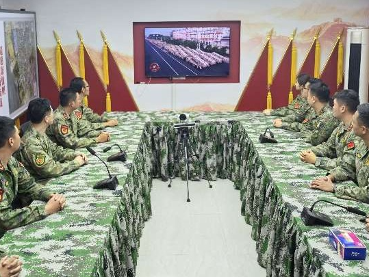 （不发）福海街道组织民兵集中观看抗战胜利80周年阅兵活动