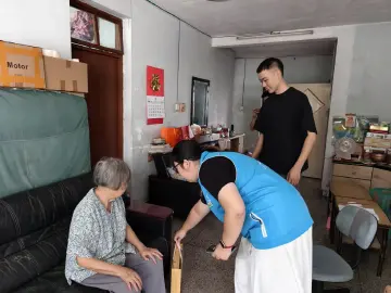 翠竹街道携手爱心企业走访慰问辖区烈属和困难退役军人