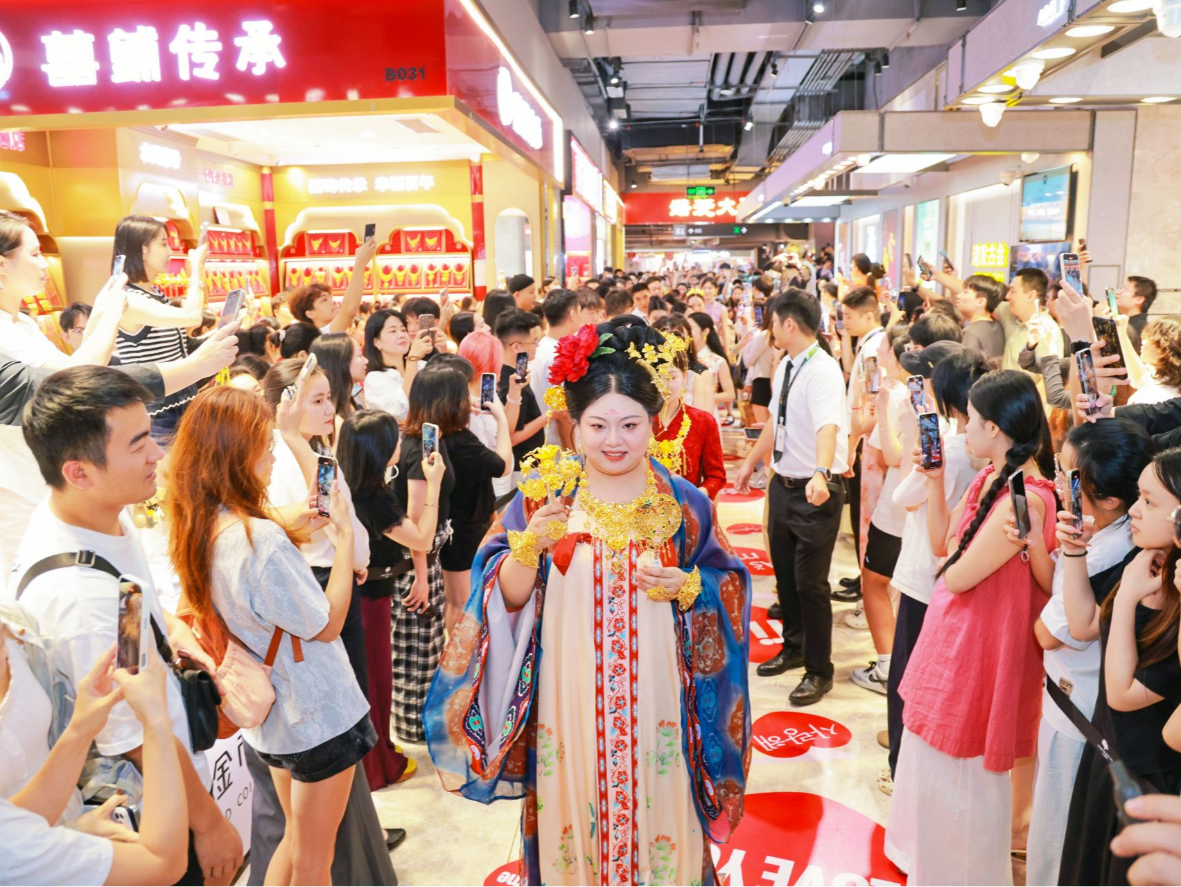水贝上演“黄金”大秀！网红老板娘天团惊艳巡游