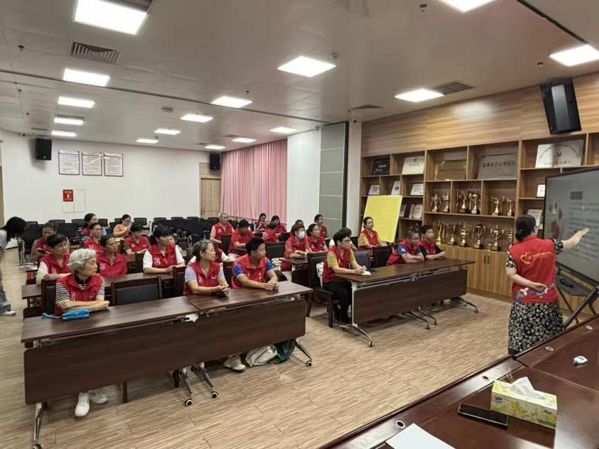 精进服务技巧！新安大浪社区开展志愿者上门探访专题培训