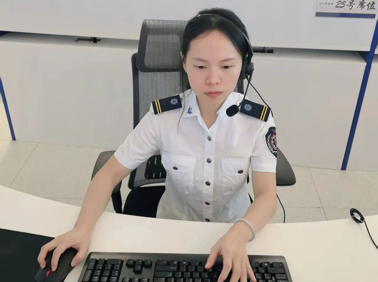凌晨四时！深圳三胎宝爸在120电话指导下出租车内给老婆接生