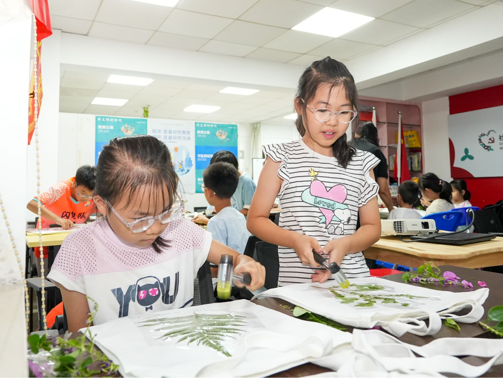 锦旗传心意 南山丽湖社区“暖心护童”显担当