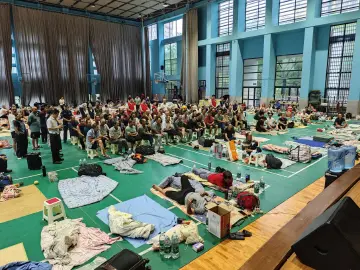 风雨中的精神家园:应急避难场所里的电影之夜与书香课堂