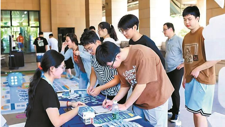 “就耀光明”活动开进高校，助新生解锁光明新体验