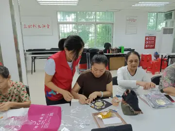 翠平社区开展非遗金箔画DIY工作坊