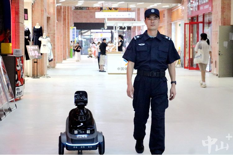 24小时安全守护！兴中广场智慧安保机器人上线