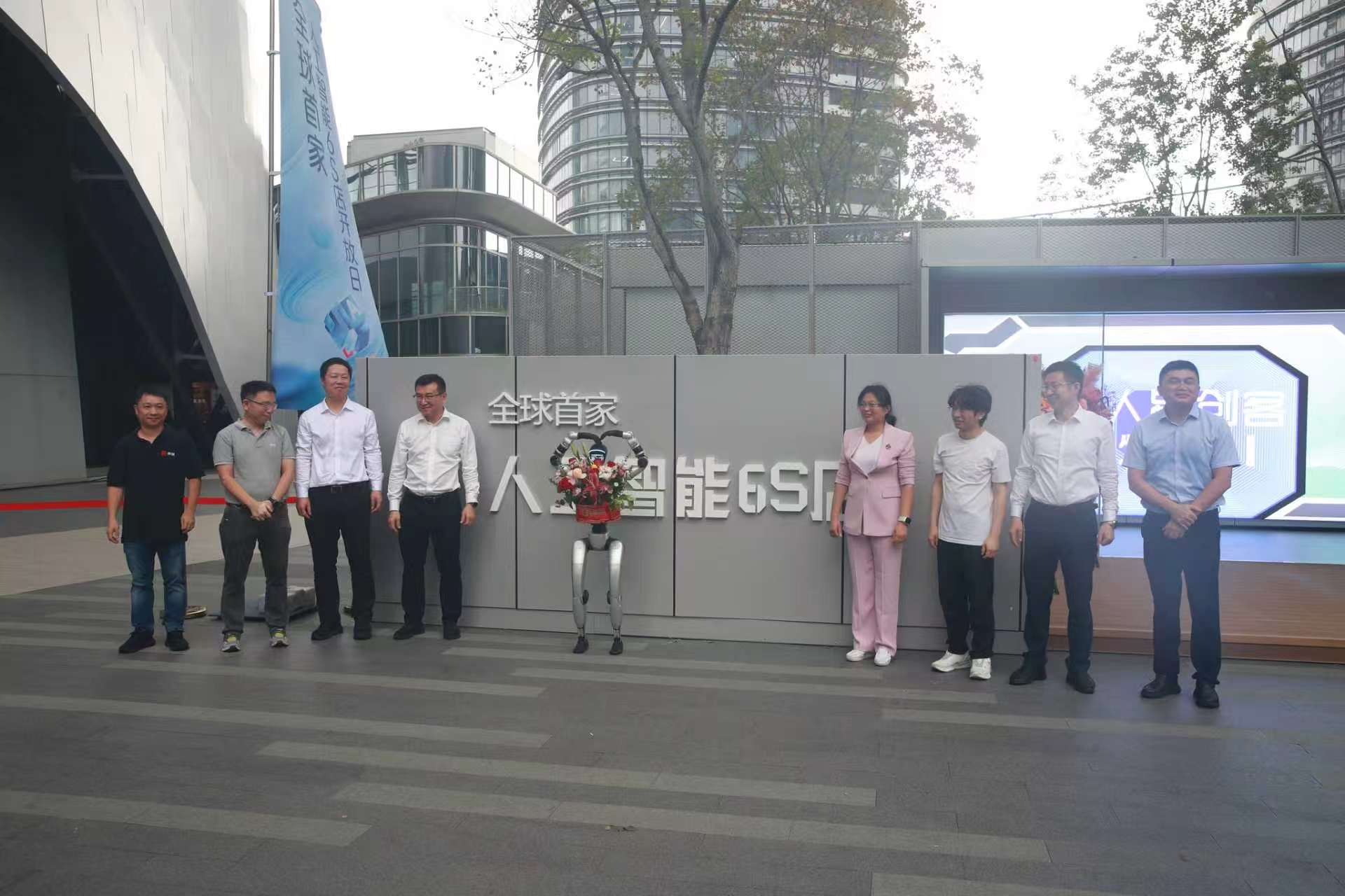 全球首家人工智能6S店开业 软硬一体加速推动“AI龙岗”战略
