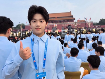 东莞学子余志鑫用歌声献礼国家盛典