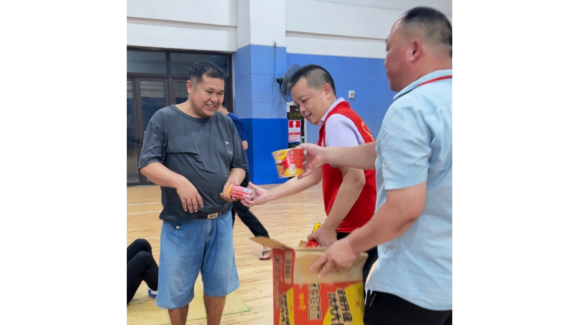 “有吃的有喝的，心里就就踏实了”！建筑工人“点赞”孝德学校应急避难点