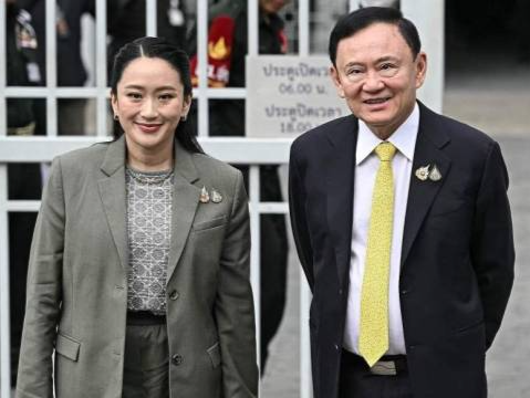 他信被判入狱当天，佩通坦主持为泰党会议宣布备战下届大选