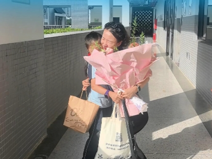 一个拥抱温暖彼此 感谢您成为我生命里的光