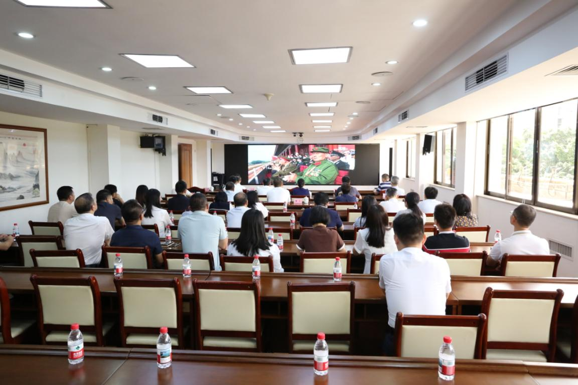 石岩街道集中观看纪念中国人民抗日战争暨世界反法西斯战争胜利80周年阅兵仪式