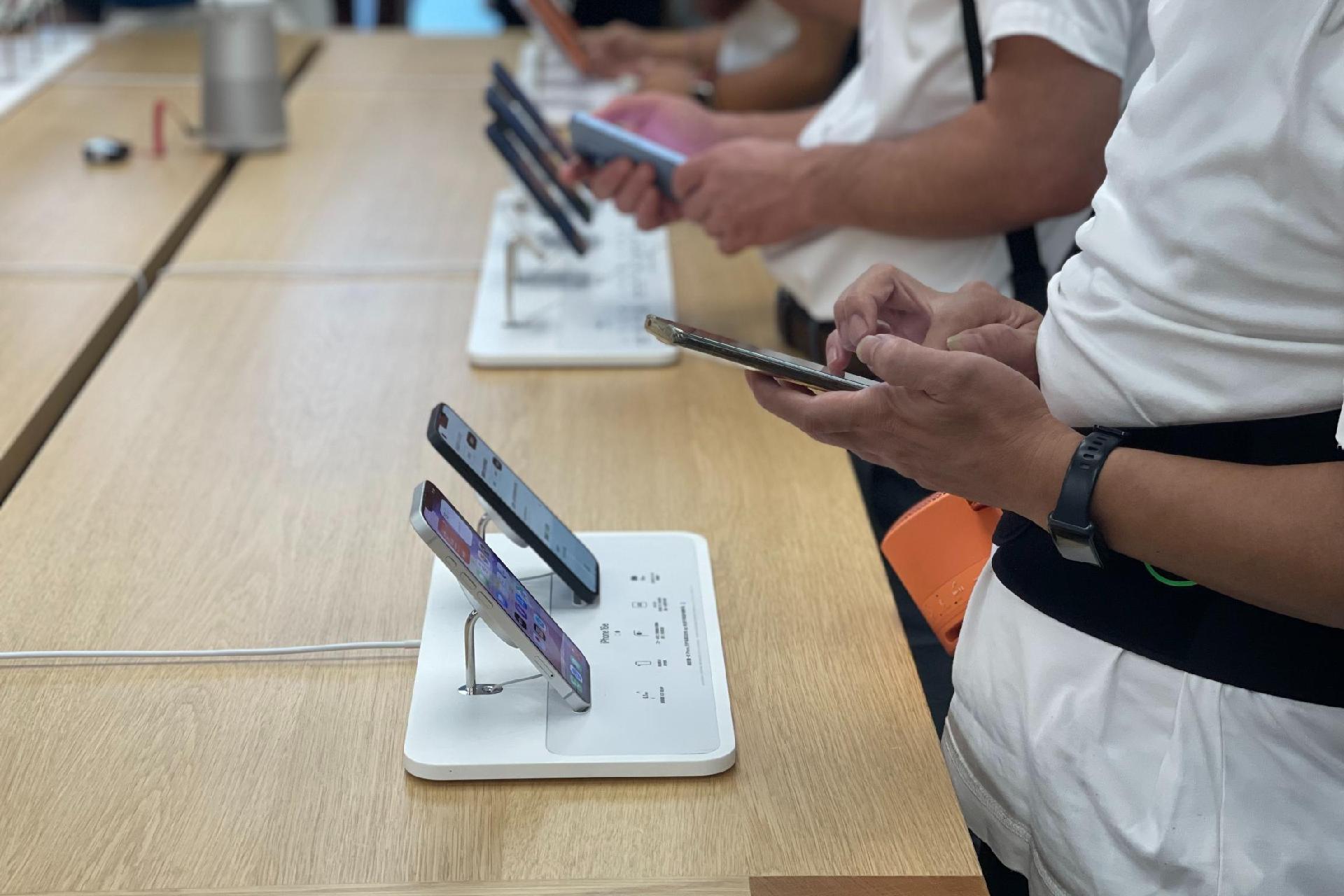 iPhone 17系列开售，国产厂商“集体”降价迎战，火力全开！
