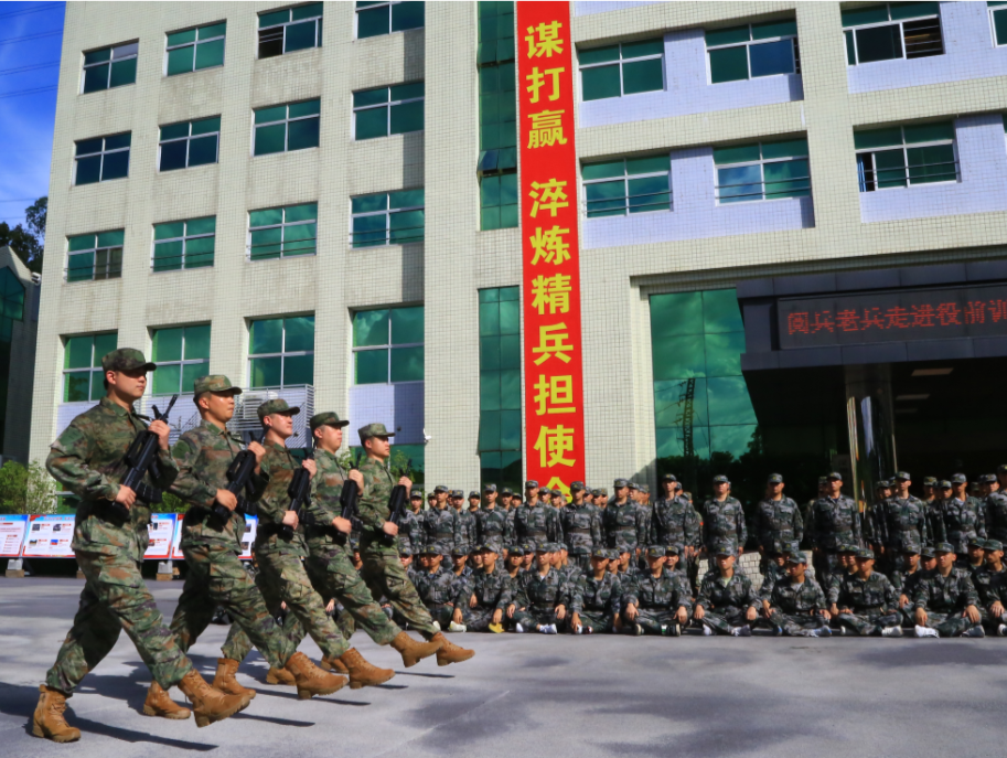 阅兵老兵走进役前训练营，为宝安预定新兵分享阅兵经历