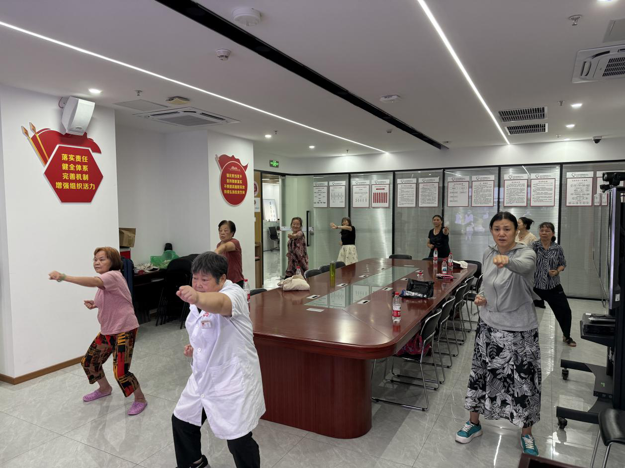 翠宁社区开展长者八段锦课堂，让健康养生更“接地气”