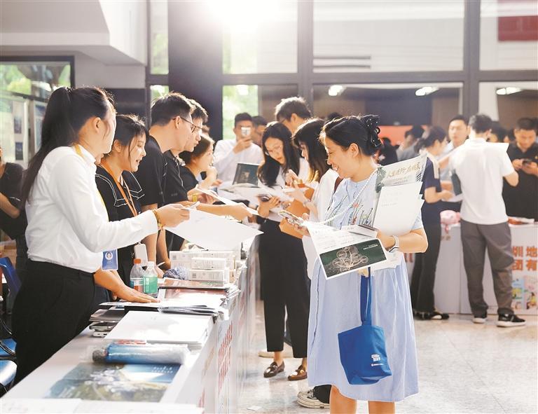 记者在南山现场采访发现——  房产新政后看房量和销售量双增