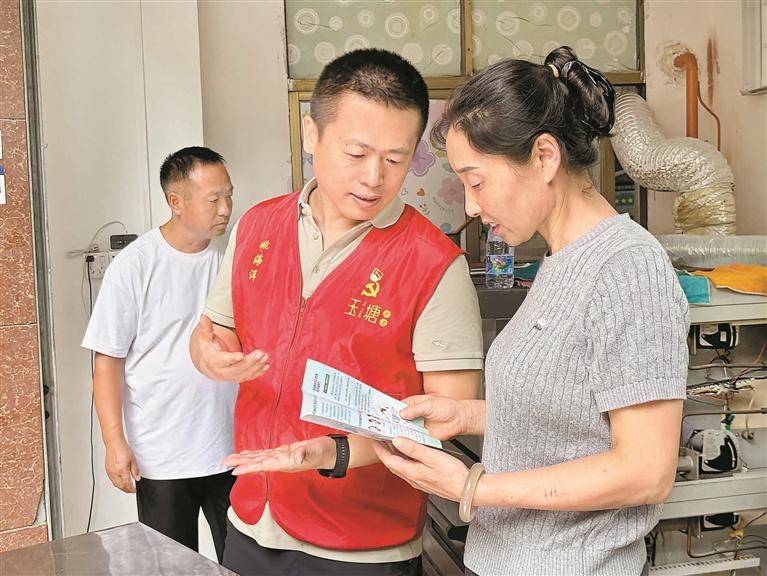 长圳社区开展爱国卫生专项行动