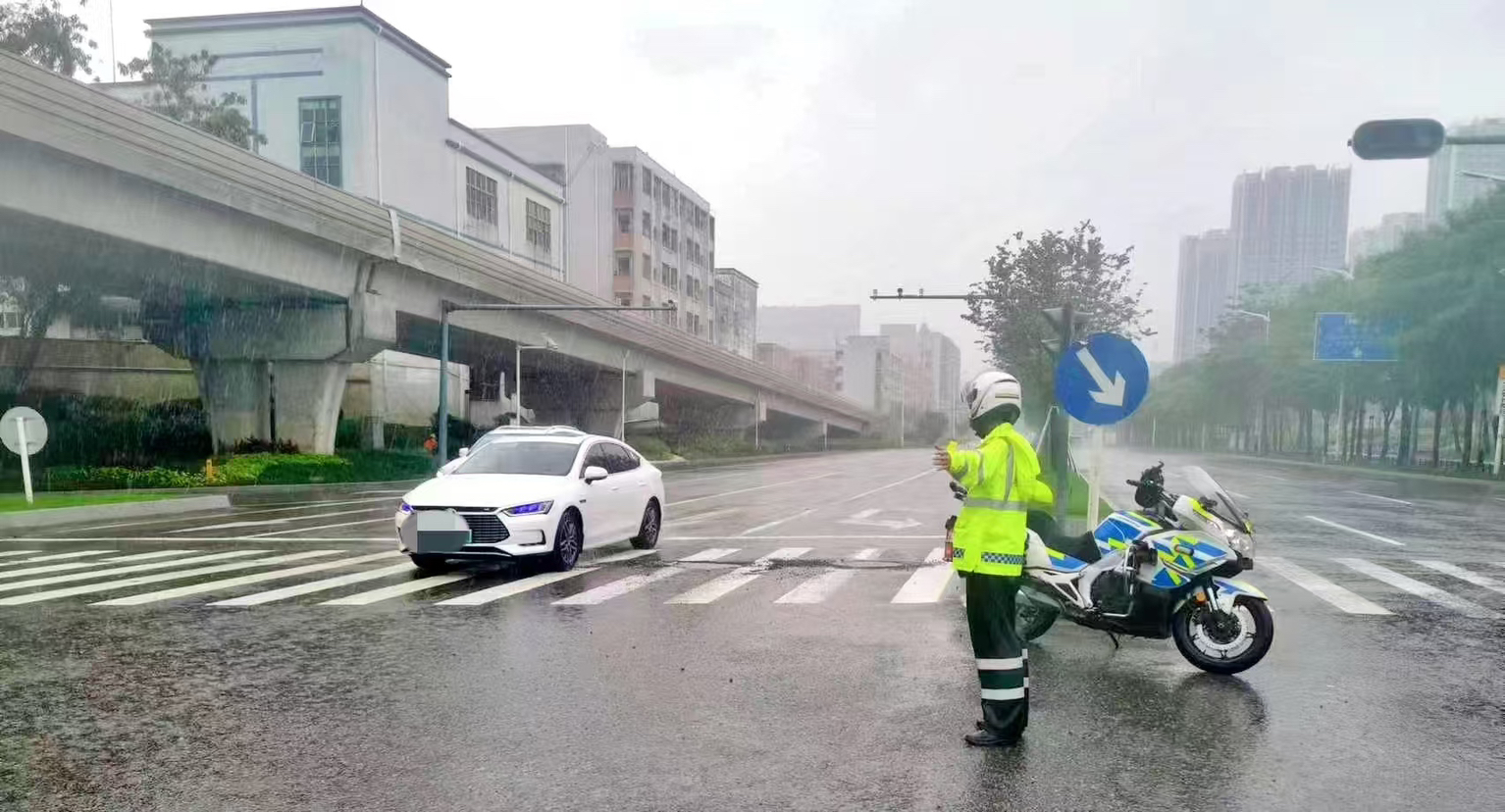 台风天护出行！光明交警三维举措筑牢道路安全防线