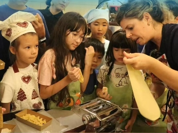 做意面 品月饼 庆中秋 中外儿童共赴一场“舌尖上的文化之旅”