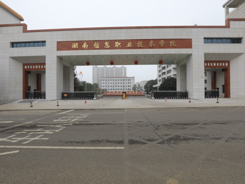 湖南一高校辅导员诈骗上百人，学校是否需要承担责任？律师解读 | 读特追踪