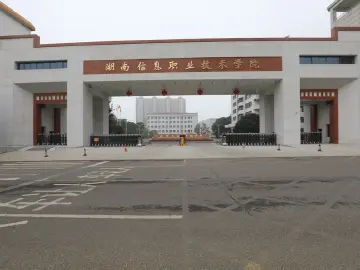 湖南一高校辅导员诈骗上百人，学校是否需要承担责任？律师解读 | 读特追踪