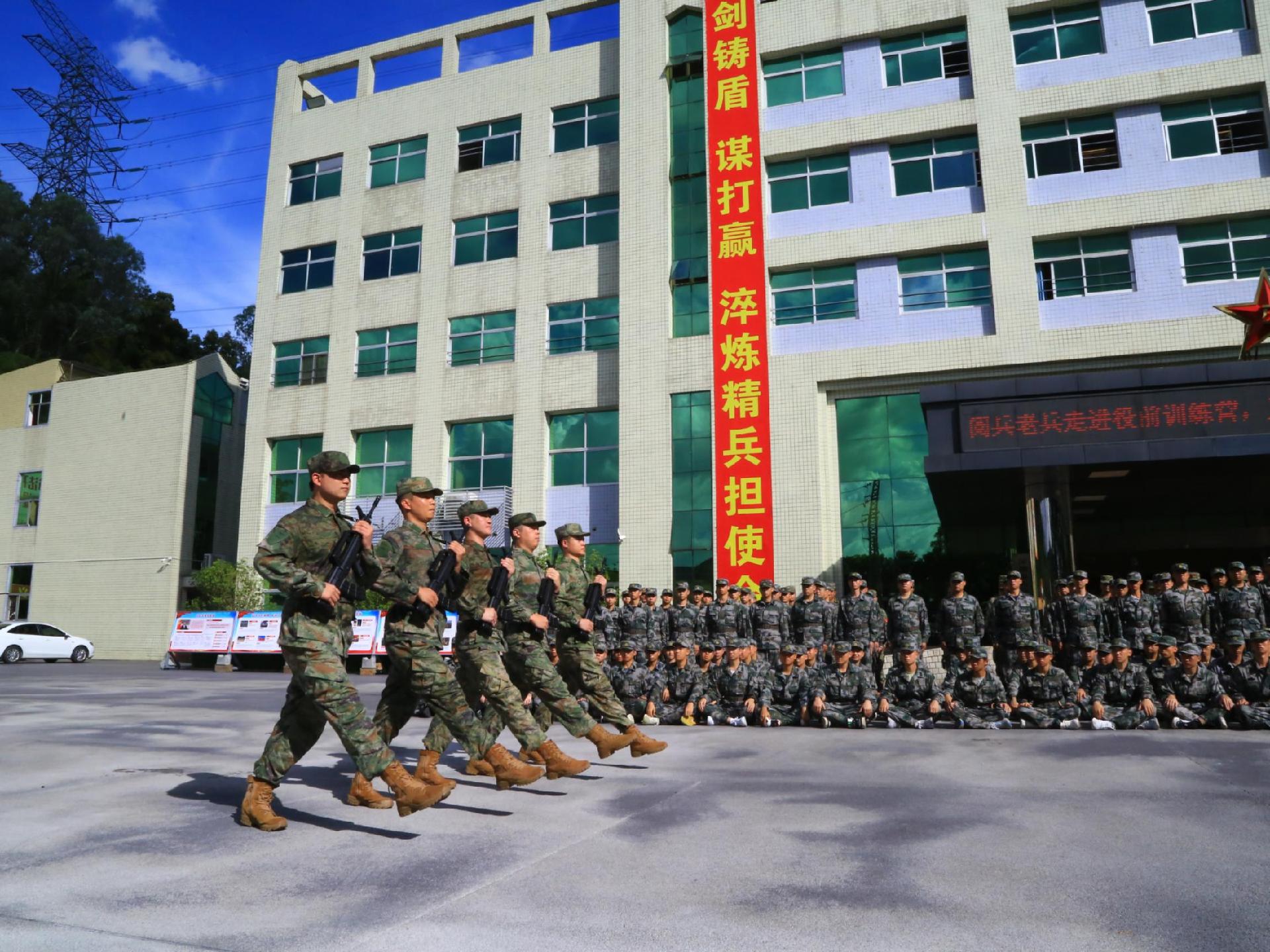 阅兵老兵走进役前训练营，为宝安预定新兵分享阅兵经历