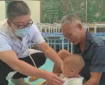 晶视频丨安置点内儿童病了，开“单间”救治