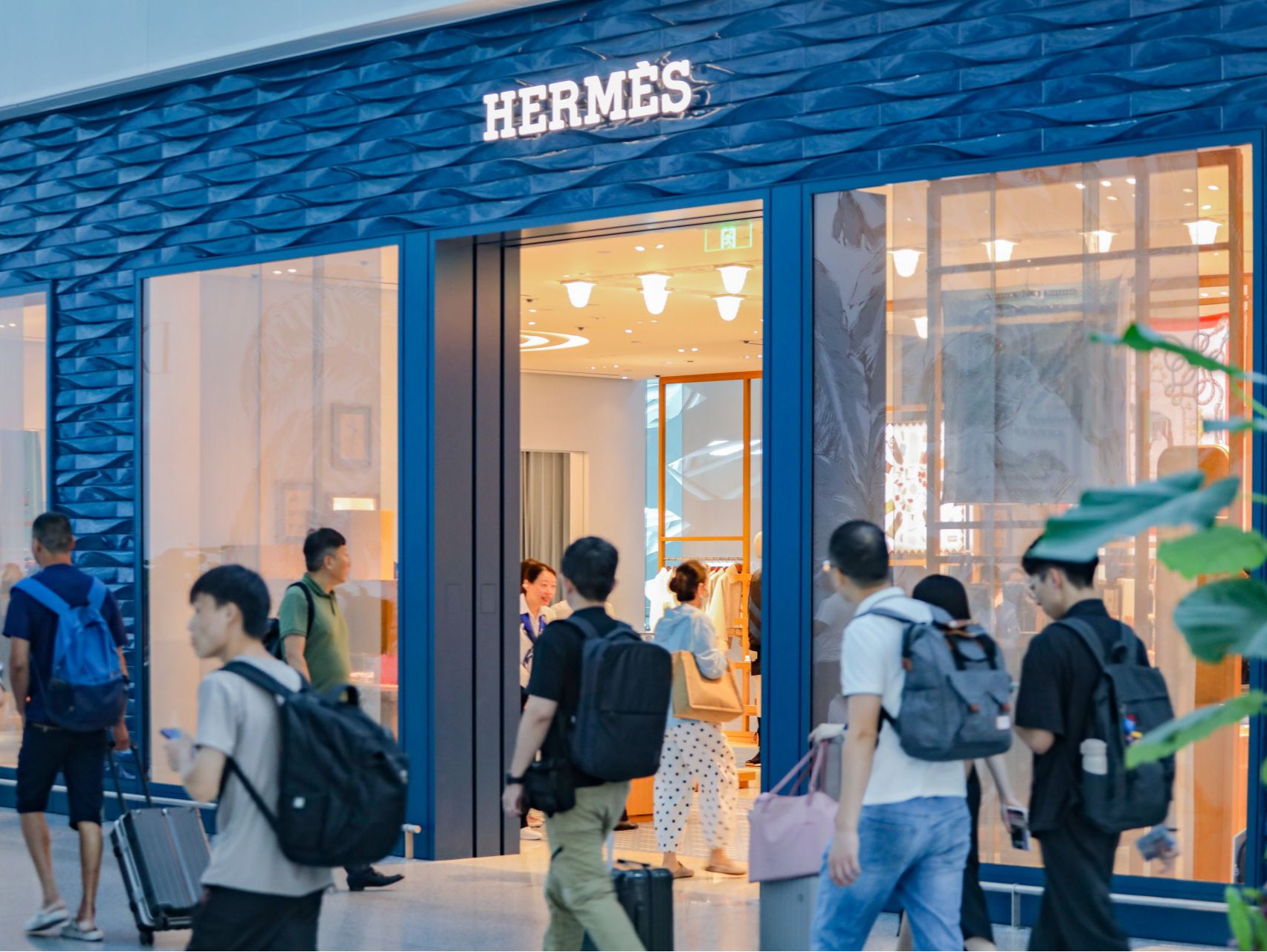 爱马仕国内机场首家直营店开业！深圳机场航站楼国际化品牌矩阵再升级