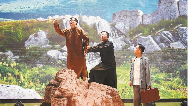 民治街道《烽火驿站》首演暨“荣誉村民”授予仪式举行