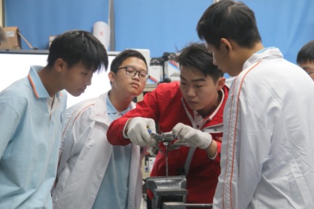 老师的“宝贝”|一朵不锈钢玫瑰，是他最珍视的礼物