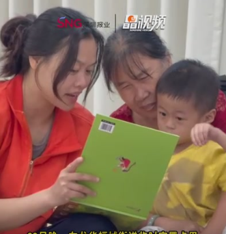 晶视频｜安置点暖心一幕： 社区“妈妈”花式带娃