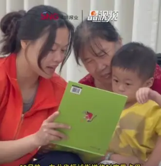 晶视频｜安置点暖心一幕： 社区“妈妈”花式带娃