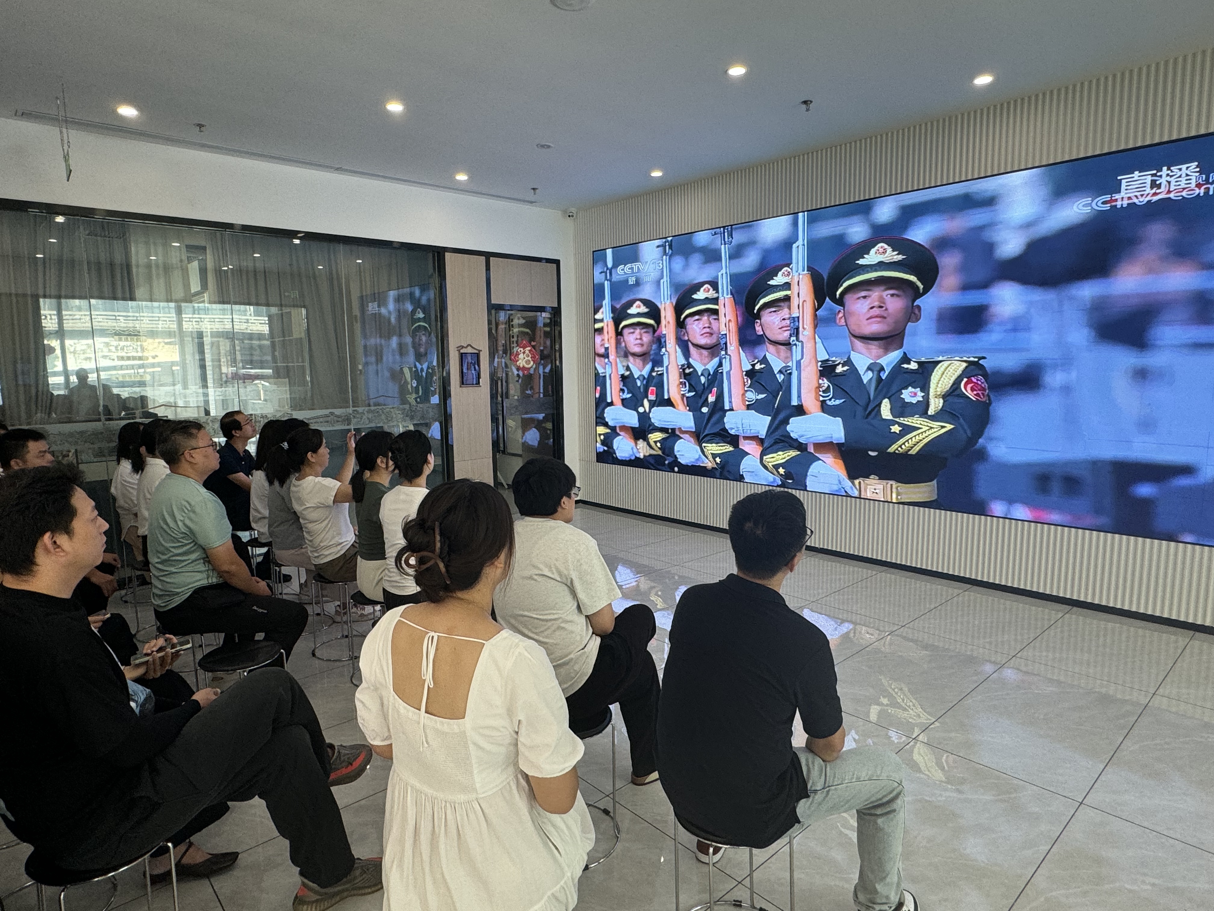 “家国”二字千钧重 深圳东门红色村：收看九三阅兵 升腾爱国情怀