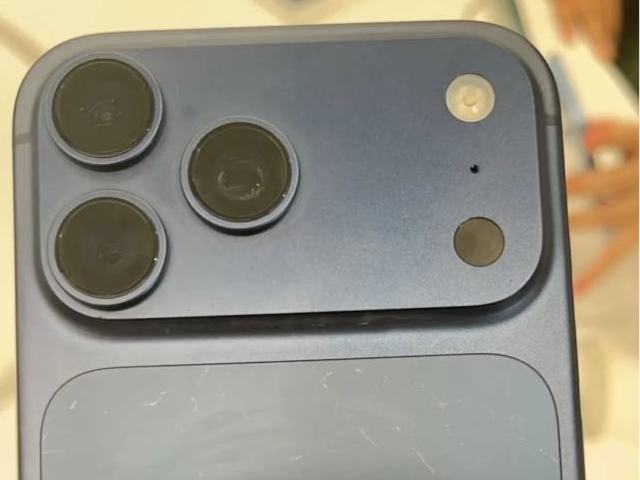iPhone17门店样机出现多处划痕？苹果客服回应