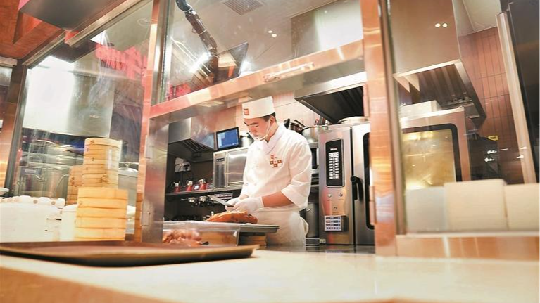 再探西贝：门店较为冷清，正逐步调整菜单 其他餐饮：争相用鲜活引流，主动回应预制