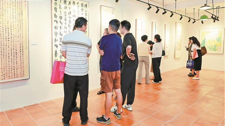 “闪亮龙华”艺术展在观澜古墟启幕