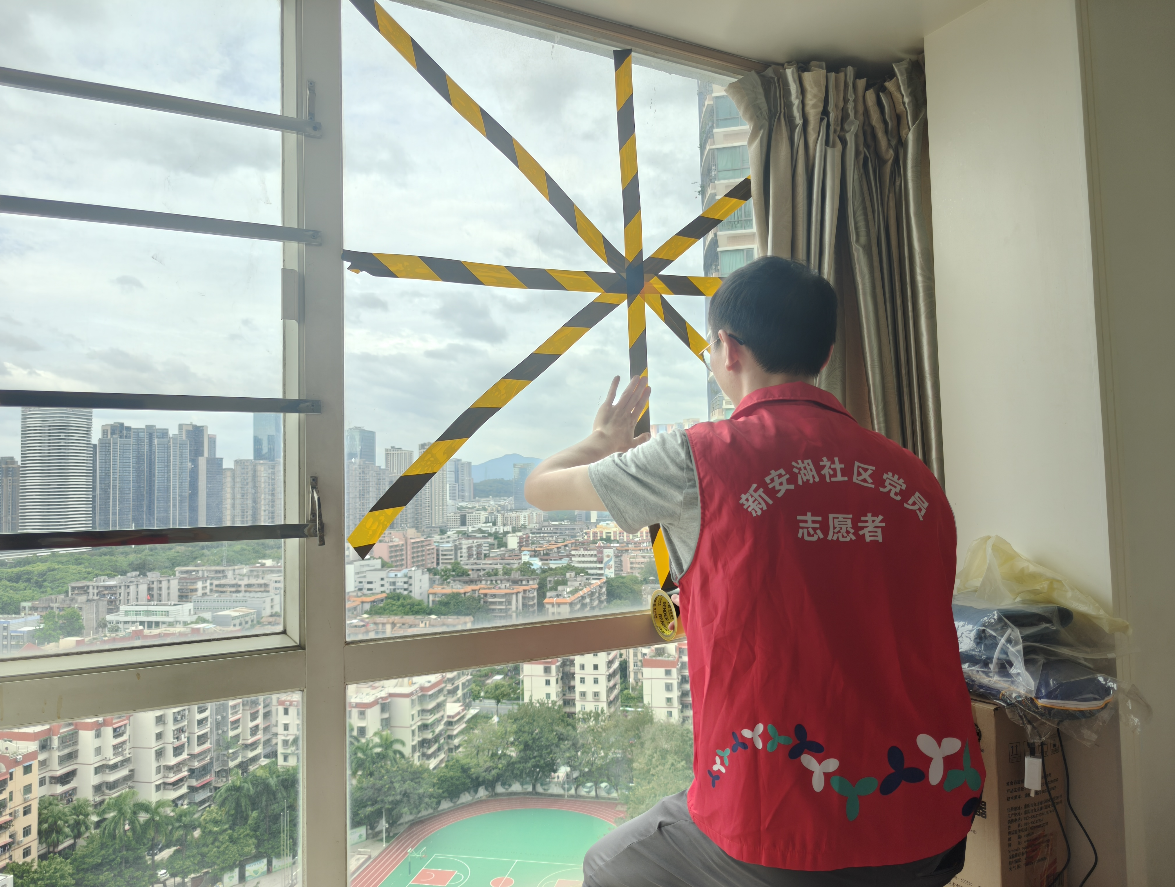 新安湖社区：“一对一”守护独居老人，筑起防御台风“暖心墙”