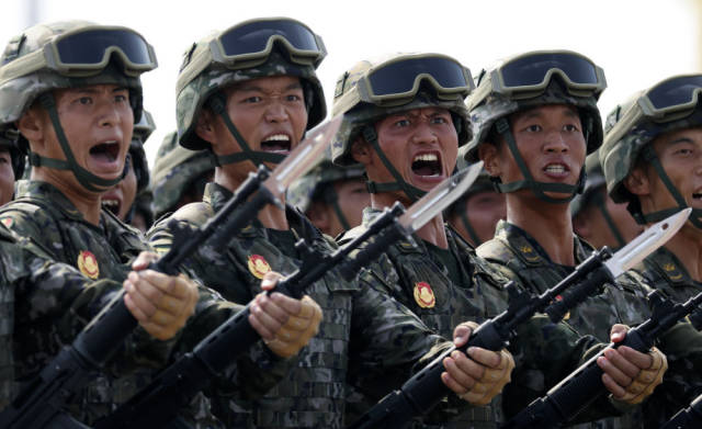 2025年9月3日，纪念中国人民抗日战争暨世界反法西斯战争胜利80周年大会在北京隆重举行。这是武警部队方队接受检阅。新华社记者 李明 摄