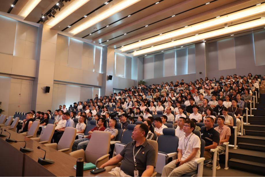 凝聚力量助推高质量发展，亚辉龙组织观看九三阅兵仪式