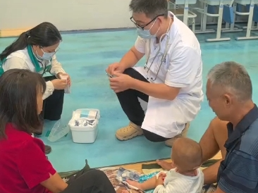 小孩应急避难所突发不适，龙华区福城街道工作人员暖心救助