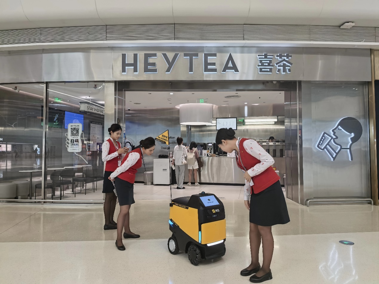 “到登机口拿外卖啦！”您的“小黄蜂”已上岗深圳机场 | 大公司