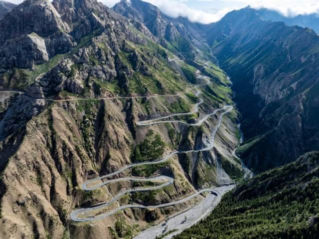 （资料图）2025年6月22日，新疆阿克苏，车辆行驶在独库公路盘山路段。中新社发 黄胜林 摄