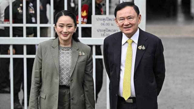 当地时间2025年9月9日，泰国曼谷，泰国前总理他信与其女儿佩通坦抵达最高法院，等待法院就他信是否在2023年服满刑期作出裁决。