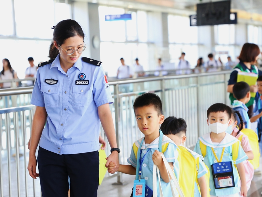 开学啦！跨境学童身影重现深港口岸