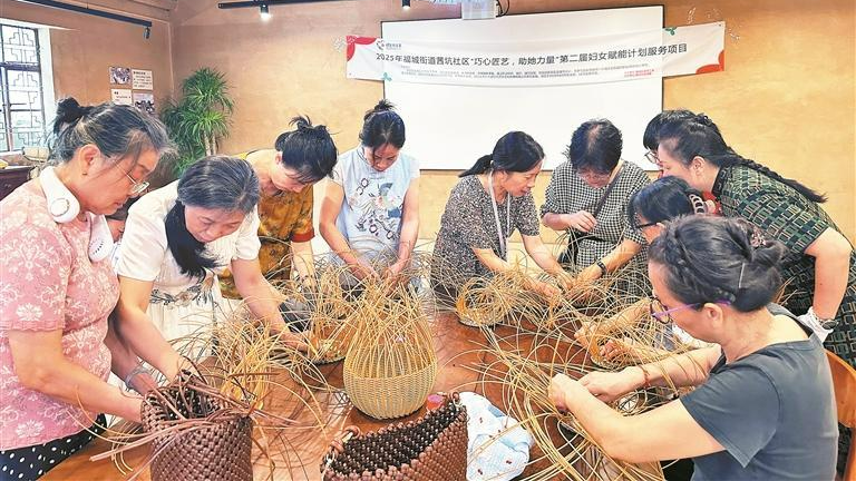 茜坑社区藤条编织课堂为妇女赋能