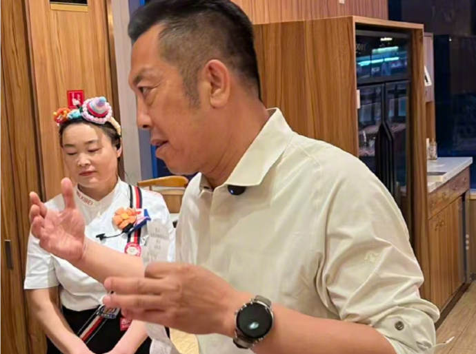 贾国龙回应西贝被指预制菜：将起诉罗永浩，并向消费者开放后厨