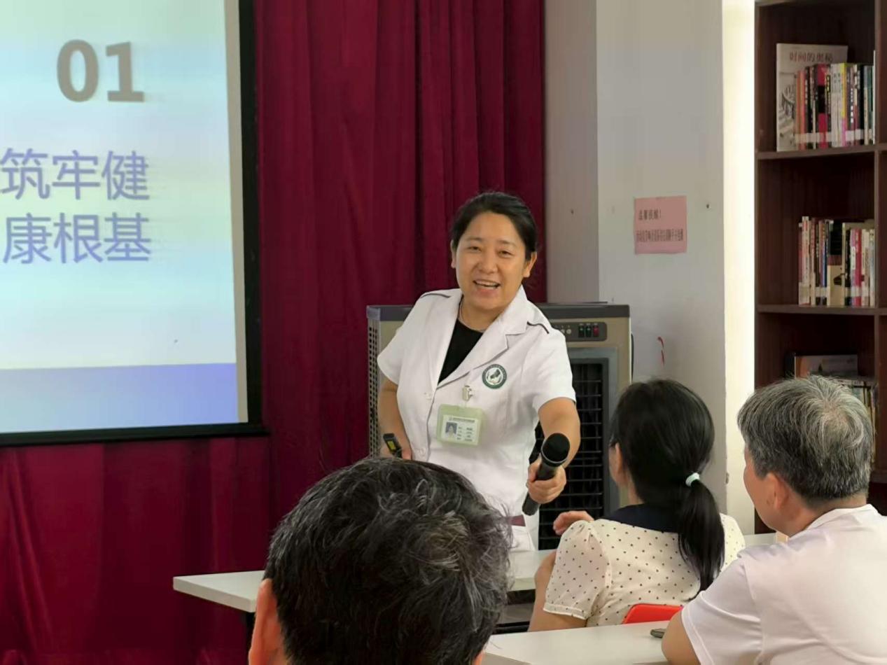 西丽社区开展“筑巢护航・健康同行” 空巢独居老人慰问探访行动