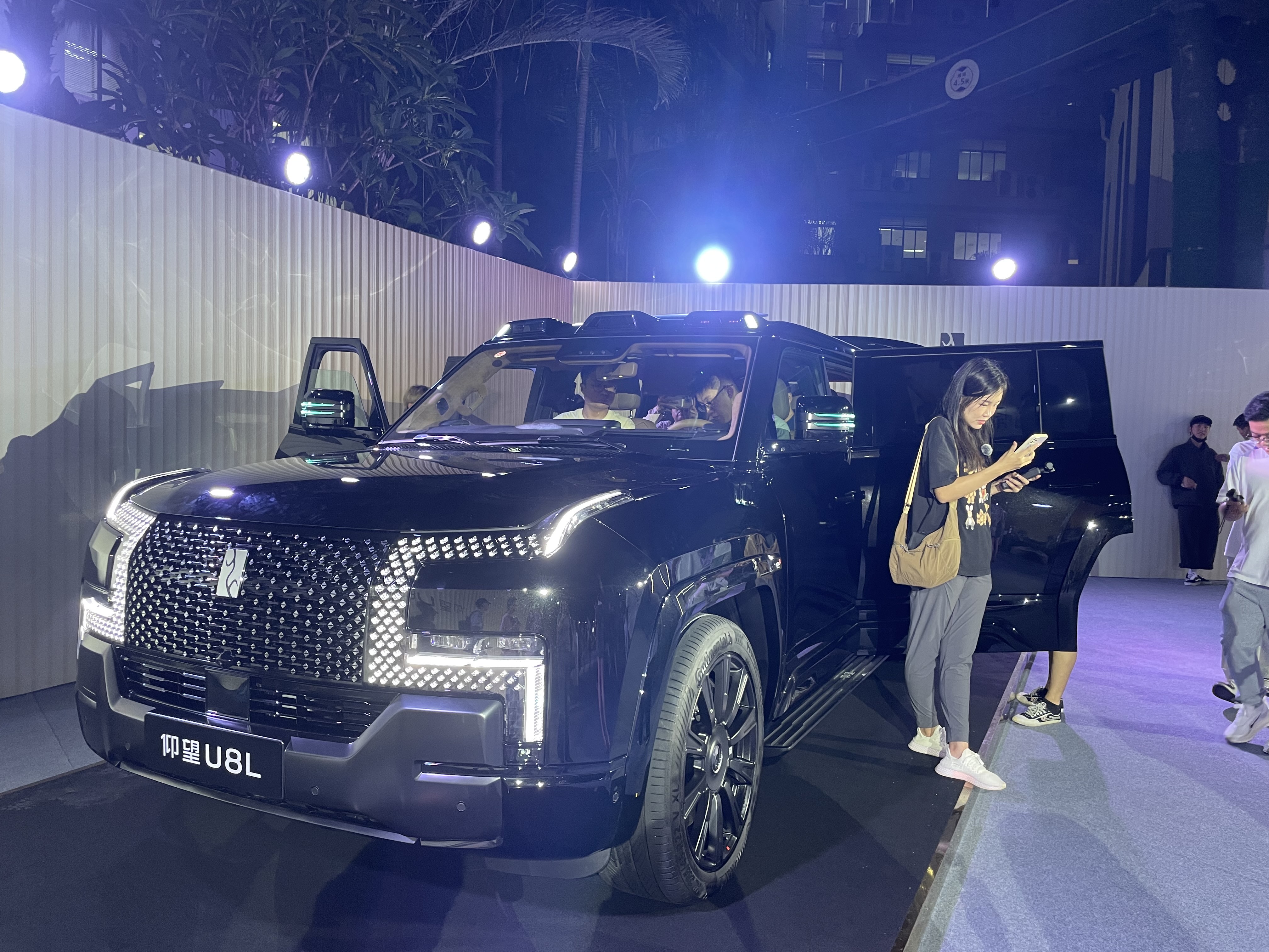 从应急浮水到智能防晕，仰望U8L鼎世版解锁豪华SUV全能实力